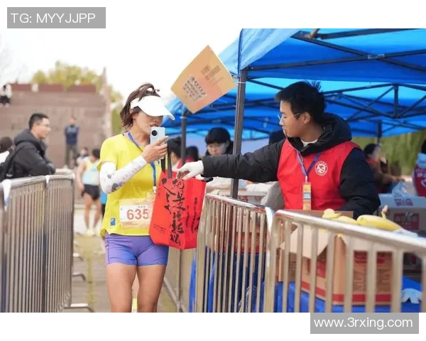 全球志愿者在赛事中的奉献与服务：一天的真实记录与感人故事